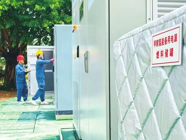 当地供电局工作人员对甲醇重整制氢发电系统进行调试。李志杰摄